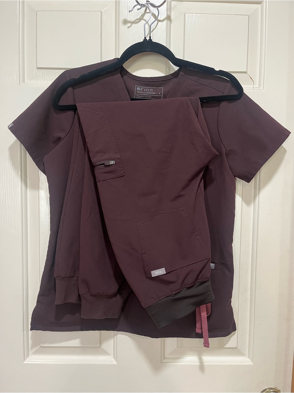 FIGS Espresso Scrub Set- Catarina Top and Zamora Joggers in size SMALL